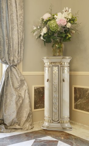 Herm Lac Pedestal